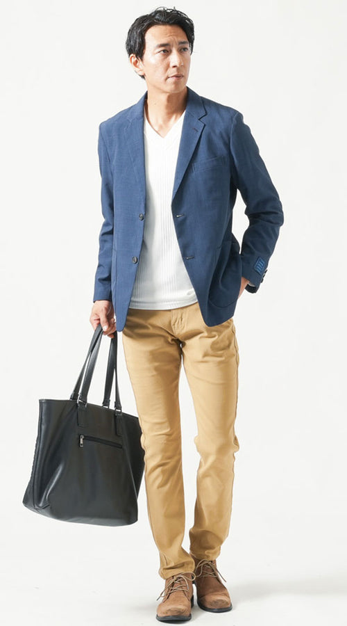 ネイビーのジャケット×ホワイトのTシャツ×ベージュのチノパン