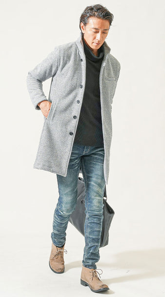 グレンチェックのチェスターコートと黒のハイネックTシャツを合わせた大人の冬コーデ