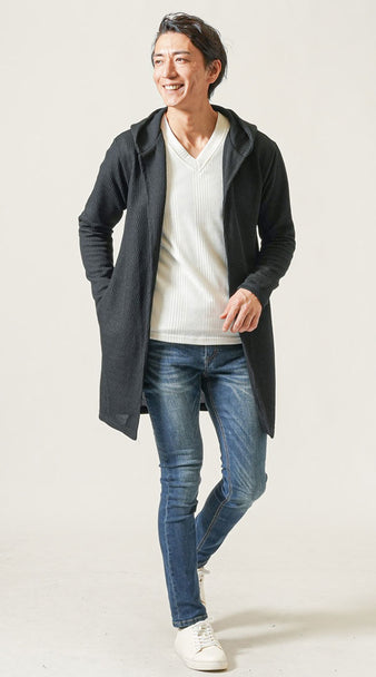 黒ロングパーカー、白長袖VネックTシャツ、ネイビーデニムパンツ、白スニーカーを合わせた40代・50代男性向けの春秋カジュアルコーディネート