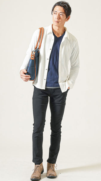 メンズにおすすめの最低気温22度コーデ ネイビーTシャツと白シャツのレイヤードスタイル