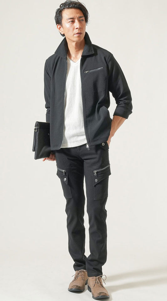 黒ライダースジャケット　白半袖VネックTシャツ　黒カーゴパンツ　ベージュチャッカブーツ　snp_oq0017