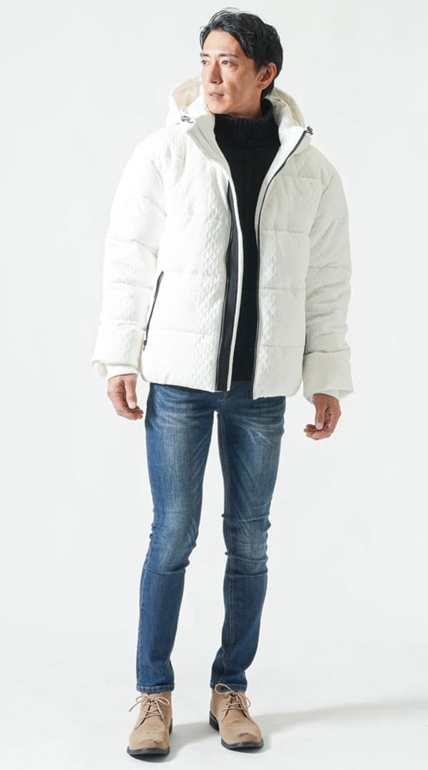 白中綿ファイバーダウンジャケット　黒アクリル素材タートルネックニット　ネイビーテーパードストレッチデニムパンツ　ベージュブーツ　snp_qb0501