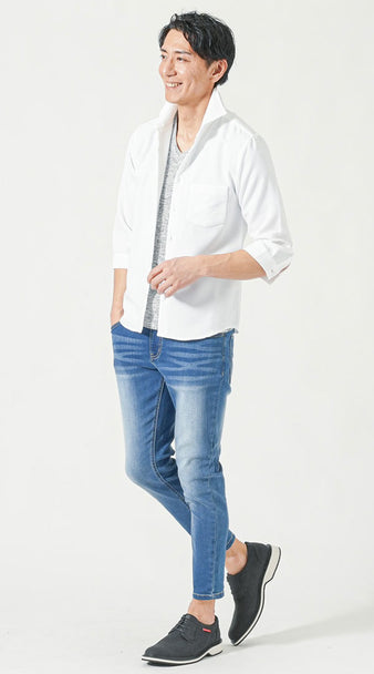 白の7分袖シャツとグレーTシャツ、スリムデニムを合わせた、爽やかで体型カバー効果のあるメンズカジュアルコーデ