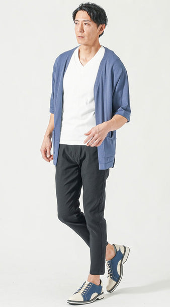 白Vネックカットソーにブルーの7分袖カーディガンと黒テーパードパンツを合わせた、体型カバーと清潔感を両立した大人のメンズコーデ
