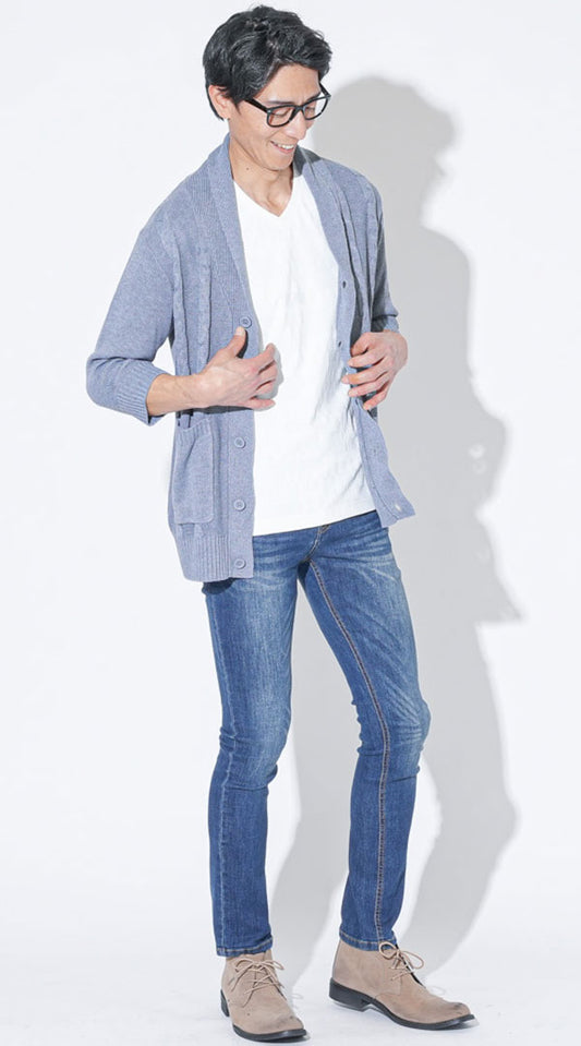 グレー7分袖ショールカラーカーディガン　白ジャガード半袖VネックTシャツ　ネイビーテーパードストレッチデニムパンツ　ベージュブーツ　snp_qt0860