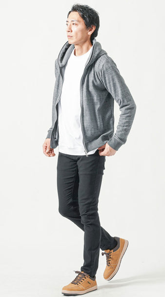グレーパーカー×白長袖Tシャツのメンズコーデ