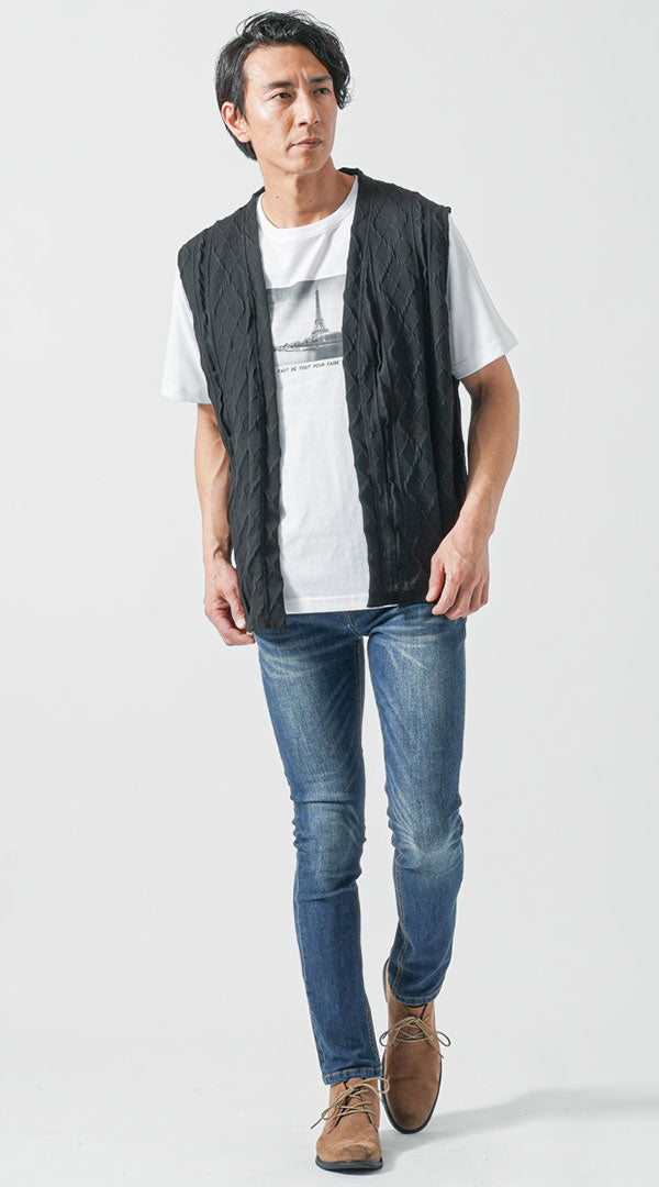 白プリントTに黒ベストとネイビーデニムを合わせた都会的な着こなし