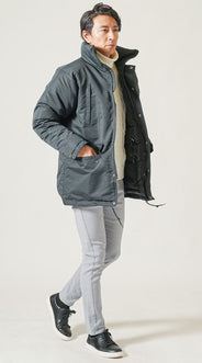 冬コートの中に着る明るい色を取り入れたインナーとのコーデ