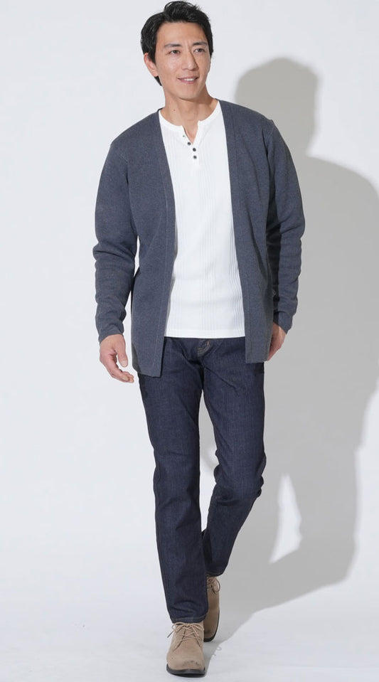 チャコールグレーボタンレス長袖ニットカーディガン　白長袖ヘンリーネックＴシャツ 　ネイビーストレッチデニムパンツ　ベージュブーツ　snp_qi0500