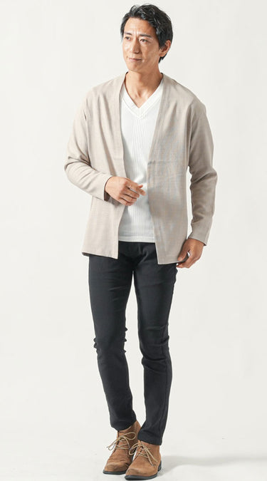 ベージュの服×黒パンツコーデ例