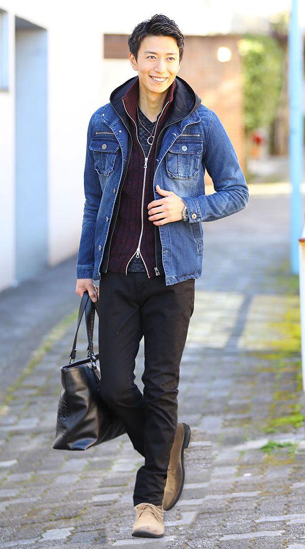 メンズにおすすめの濃紺デニムジャケットとバーガンディニット・黒パンツを合わせた秋冬の休日コーデ