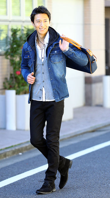 チノパンとデニムジャケットのメンズコーディネート