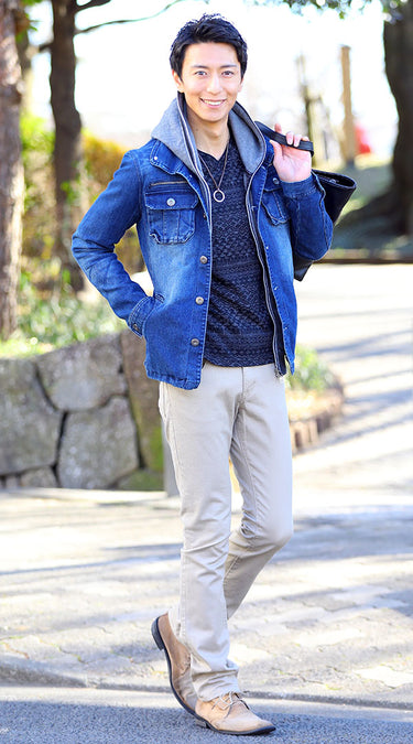 チノパンとデニムジャケットのメンズコーディネート