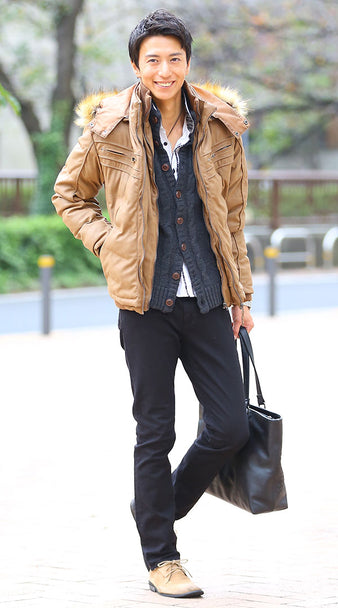 メンズにおすすめのニットとシャツを使った冬の重ね着コーディネート