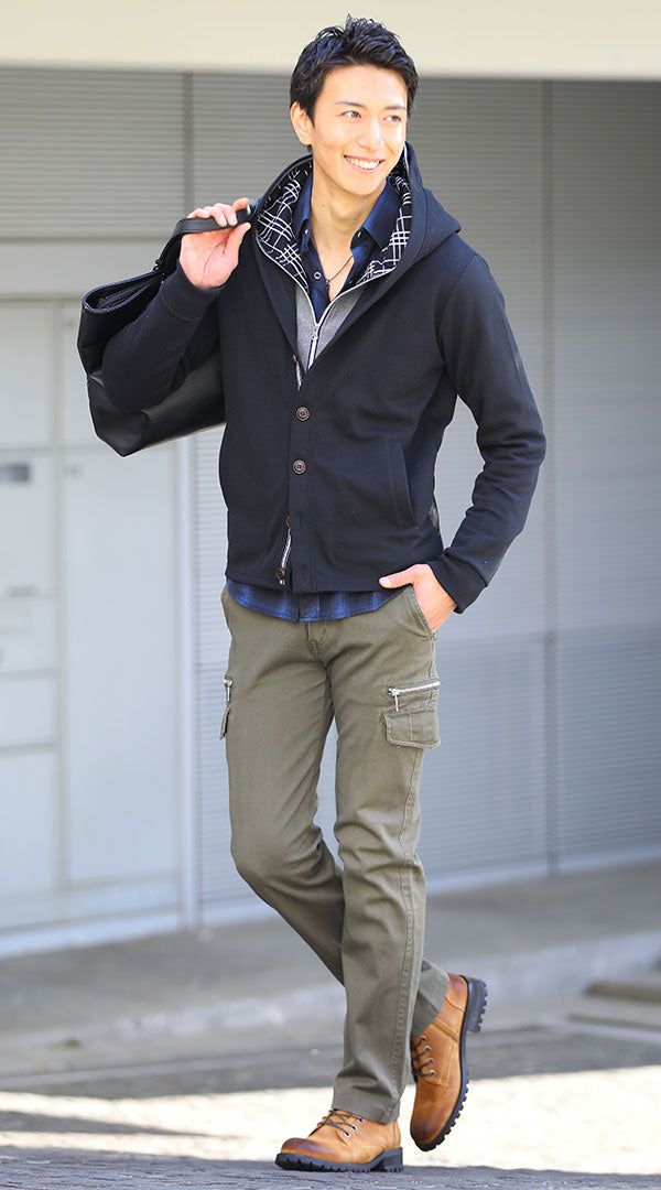 メンズにおすすめのカーキカーゴパンツとカーディガンを合わせた30代向け秋コーデ