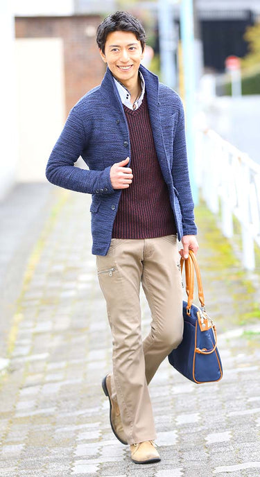 細身・着丈短めのニットを使った40代メンズの春ニットコーデ