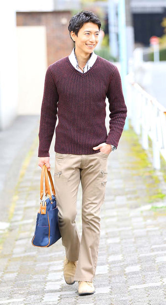 メンズのワインレッドニットとベージュパンツを合わせた秋の色合わせコーデ