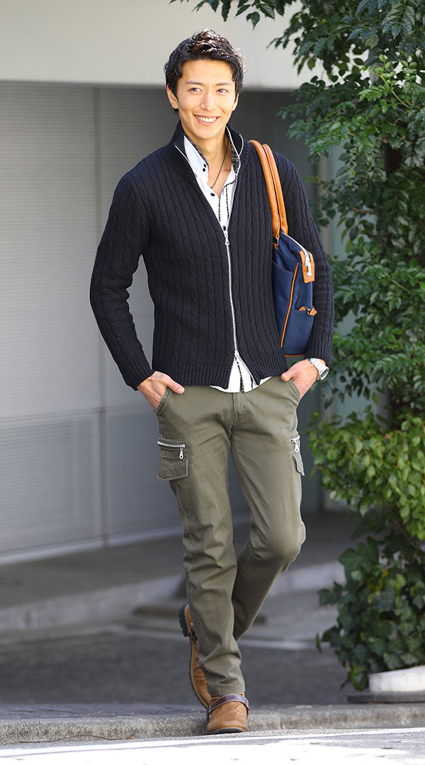 メンズの緑のカーゴパンツに明るめベージュブーツと黒ニットを合わせた秋のきれいめカジュアルコーデ