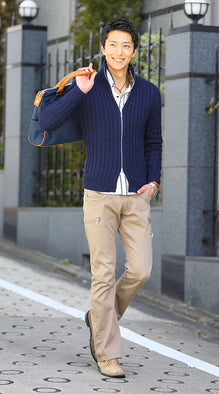 ネイビージャケット×白インナー春コーデ例