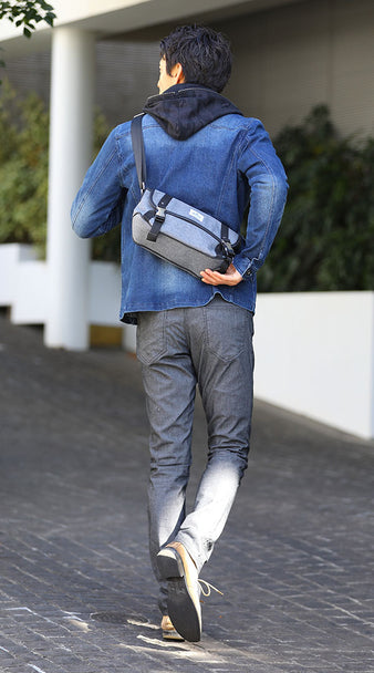 40代メンズにおすすめの人気のブランドショルダーバッグとデニムジャケット×グレーパンツのコーデ例