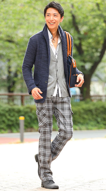 グレーチェックパンツ×ネイビーイタリアンカラージャケット×グレーカーディガン×ホワイトシャツ