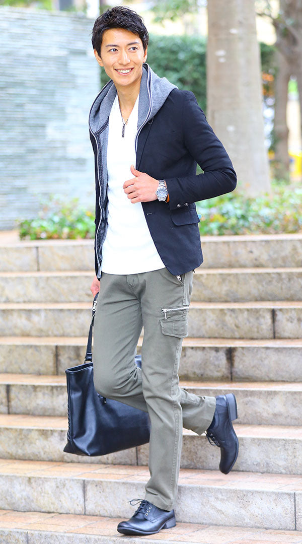 メンズにおすすめのカーキカーゴパンツとテーラードジャケットを合わせた40代向け秋コーデ