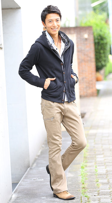 おすすめの冬の白シャツ×パーカーメンズコーデ