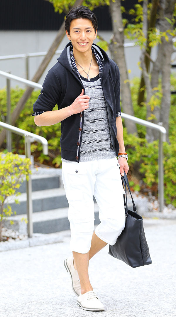 メンズにおすすめの黒パーカーと白クロップドカーゴパンツのコーデ