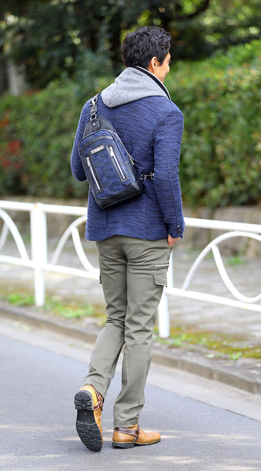 40代メンズにおすすめのネイビーボディバッグコーディネート
