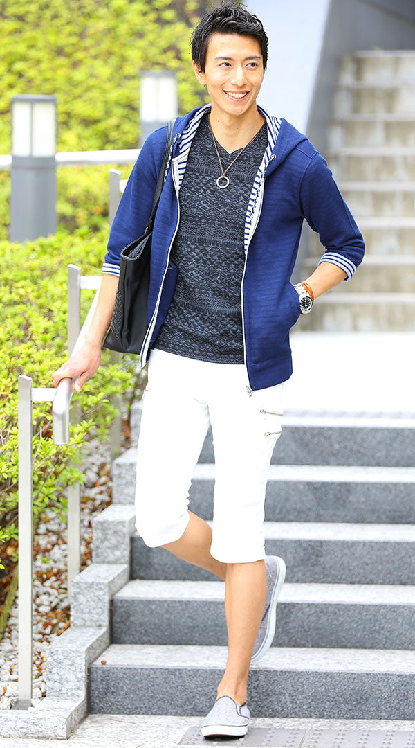 メンズにおすすめのネイビーパーカーと白クロップドパンツの清潔感コーデ