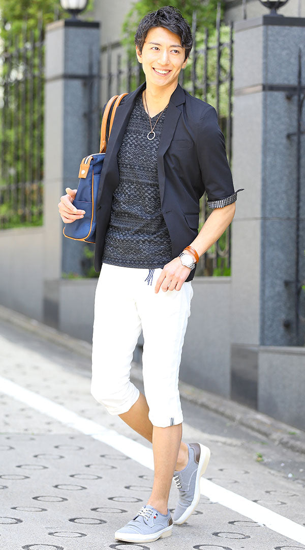 メンズにおすすめの黒ジャケットと白クロップドパンツの夏コーデ