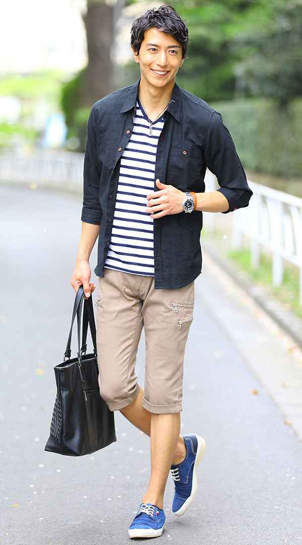 黒シャツとベージュパンツを合わせた夏コーディネート