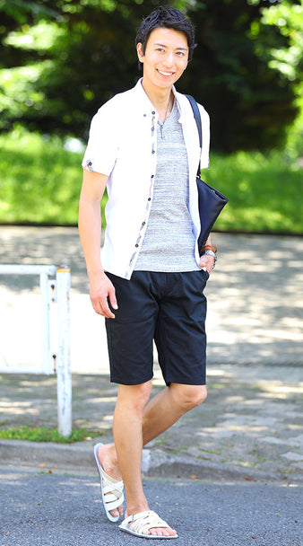 杢グレーTシャツ×ホワイトシャツ×ブラックハーフパンツ×ホワイトサンダル