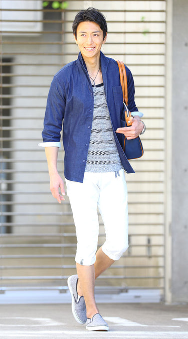 デニムシャツ×ホワイトパンツの実際のコーデ例