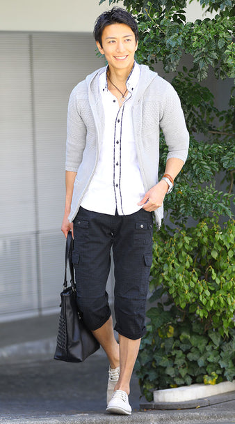 グレーパーカー×ホワイトシャツ×ブラッククロップドパンツ