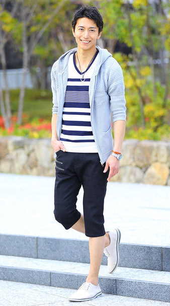 グレーパーカー×ボーダーカットソー×ブラッククロップドパンツ