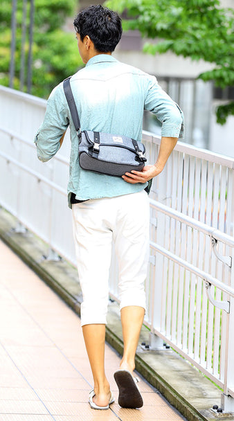 40代メンズにおすすめの人気のブランドショルダーバッグとデニムシャツ×白クロップドパンツのコーデ例