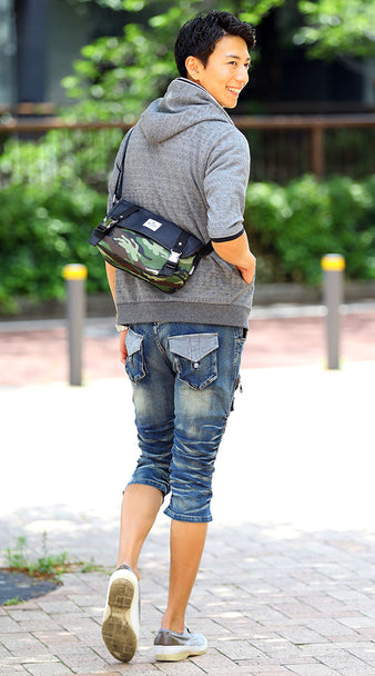 40代メンズにおすすめの人気のブランドショルダーバッグとパーカー×デニムクロップドパンツのコーデ例