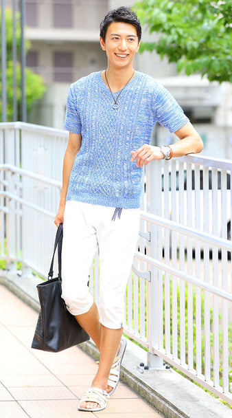 一枚着でもかっこいい・おしゃれな夏の青Tシャツと白クロップドパンツコーデ例