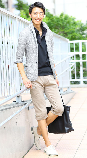 杢グレーテーラードジャケット×ブラックポロシャツ×ベージュクロップドパンツ