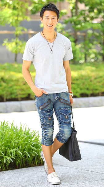 一枚着でもかっこいい・おしゃれな夏の杢グレーTシャツとクロップドデニムパンツコーデ例