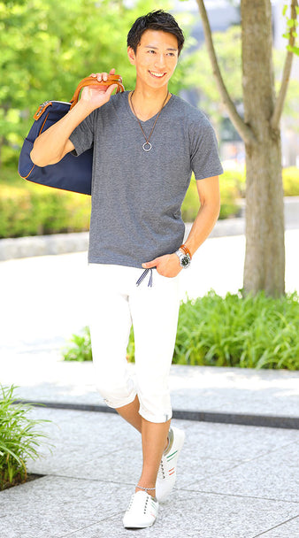 一枚着でもかっこいい・おしゃれな夏のグレーTシャツと白クロップドパンツコーデ例