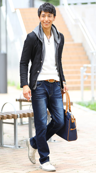 ネイビーパンツと黒ジャケットの秋コーデ画像