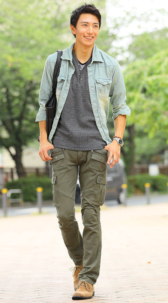 メンズにおすすめのカーゴパンツ×デニムシャツ×グレーカットソーのコーデ例