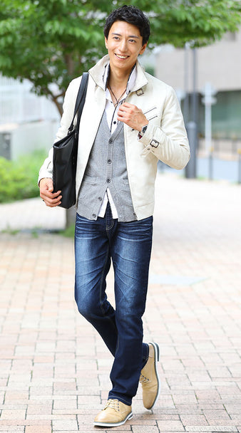 ネイビーパンツと白ジャケットの秋コーデ画像