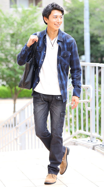 メンズにおすすめのチェックシャツと黒デニムブーツカットパンツのきれいめカジュアルコーデ