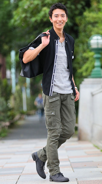 メンズにおすすめのカーゴパンツ×半袖黒シャツ×杢グレーカットソーのコーデ例