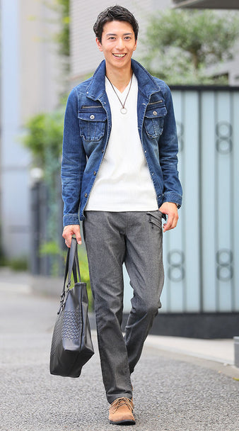 チャコールグレーパンツ×デニムジャケット×ホワイトカットソー