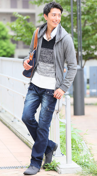 メンズにおすすめの秋のニット×シャツ重ね着カジュアルコーディネート