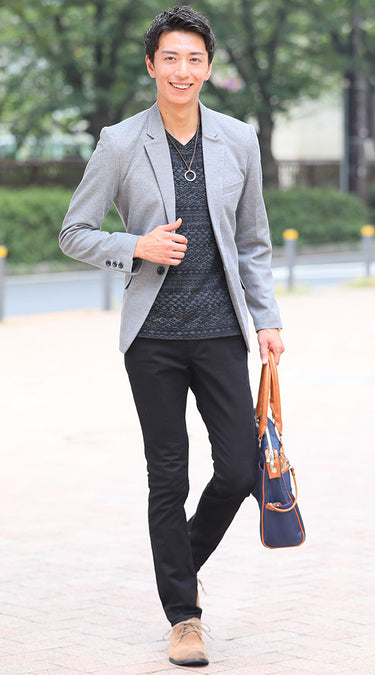 ベージュのショートブーツを使った大人の男性にふさわしい自然なカッコ良さがある黒パンツコーデ例